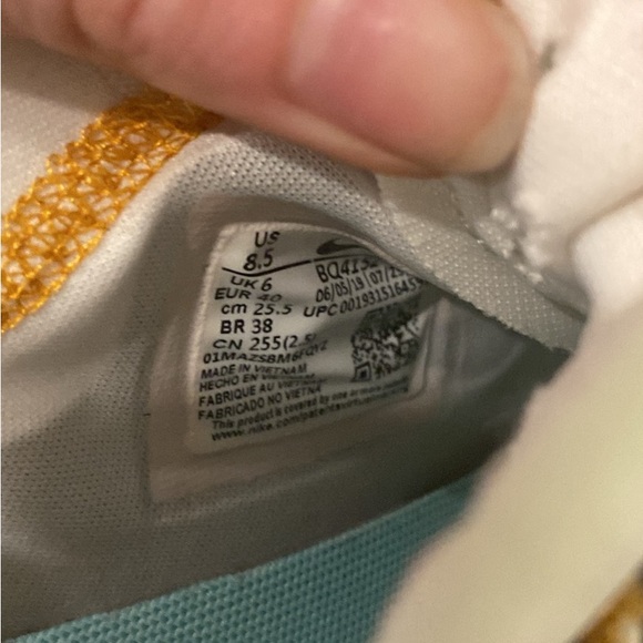 Nike shoes - Picture 4 of 4